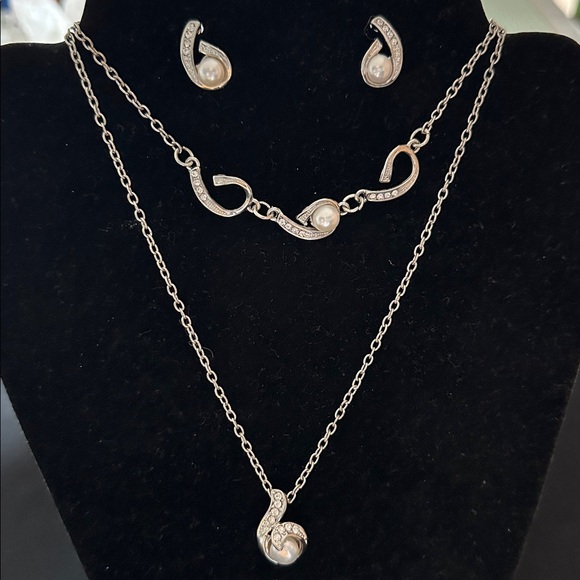 Jewelry - Silvertone & faux pearl, CZ stones EUC necklace, bracelet/anklet & earrings set.